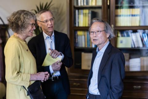 Abelprisens vinner 2025, Masaki Kashiwara sammen med to komitémedlemmer - Helge Holden og Ragni Piene.