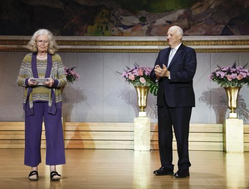 Karen Uhlenbeck mottar Abelprisen 2019 av Kong Harald